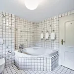 Holiday home Reetdach-villa Mit Blick In - 160m² Entspannung Pur